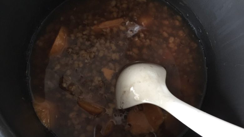 红薯绿豆汤,煮好后搅拌均匀