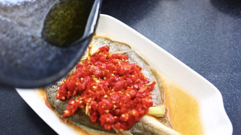 清蒸剁椒黄花鱼,把烧热的花生油浇到黄花鱼的剁椒酱上即可