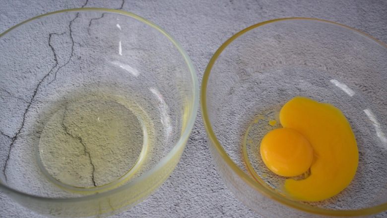 夹心蛋糕,蛋清和蛋黄分开放在两个无水无油的盆中