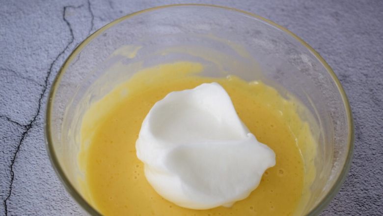夹心蛋糕,把蛋白的三分之一倒入蛋黄糊中，上下拌匀或翻拌均匀