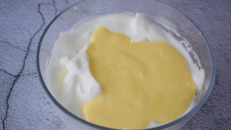 夹心蛋糕,拌好的蛋黄糊倒回蛋白中，上下拌匀或翻拌均匀