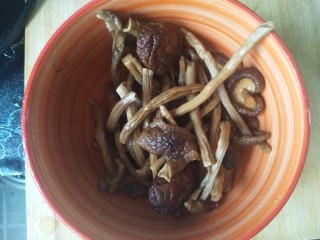 茶树菇养生鸡汤,茶树菇，香菇提前泡发好