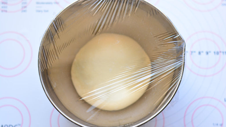 奶油小面包,揉好的面团，放在盆中进行基础发酵，