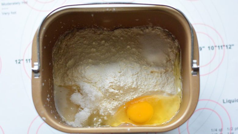 奶油小面包,原材料按照先液体，后粉类，上层糖、盐、<a style='color:red;display:inline-block;' href='/shicai/ 9'>鸡蛋</a>和酵母、的顺序放入面包桶中，启动IMIX程序20分钟，
