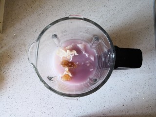 牛奶紫米银耳露,倒入牛奶和纯净水，放入冰糖。