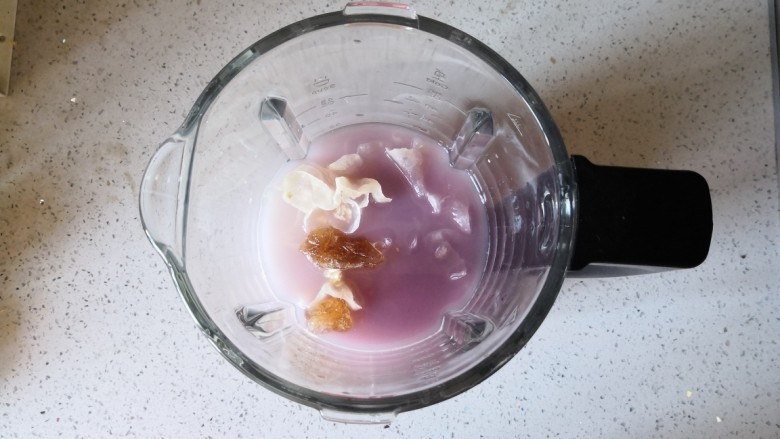 牛奶紫米银耳露,倒入<a style='color:red;display:inline-block;' href='/shicai/ 219'>牛奶</a>和纯净水，放入冰糖。