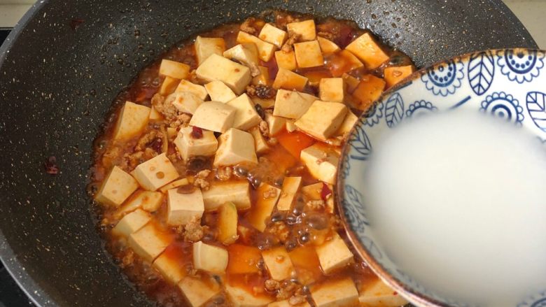 麻婆豆腐,再放半碗淀粉水（半汤匙生粉➕半碗清水搅拌均匀）