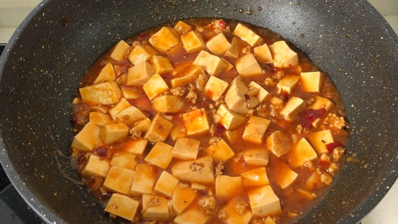 麻婆豆腐,煮开后汤汁浓稠即可