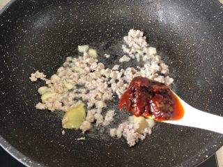 麻婆豆腐,锅中放油姜蒜爆炒之后放肉末翻炒变色加1红油豆瓣酱