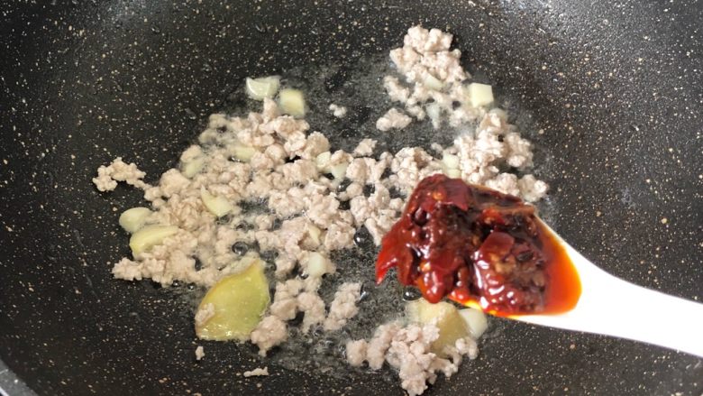 麻婆豆腐,锅中放油姜蒜爆炒之后放肉末翻炒变色加1红油豆瓣酱