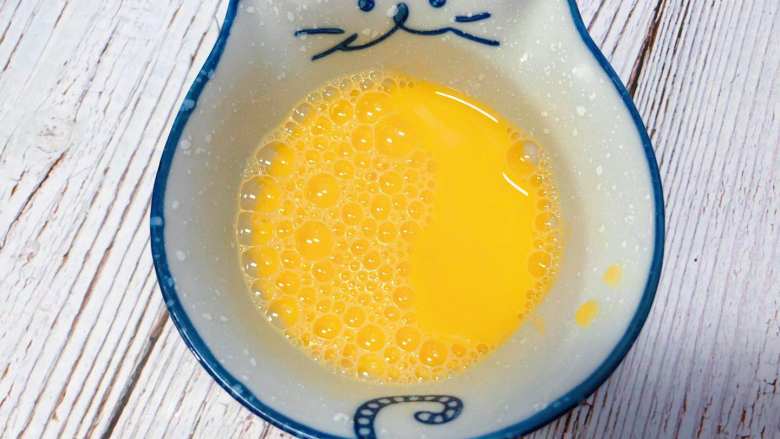 【宝宝辅食】牛肉黄金炒饭,蛋黄加少量水搅拌均匀