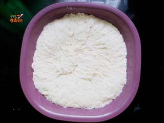 豆沙喜饼,揉好后放到温暖的地方，进行发酵，一般发酵到原来的两倍大～
