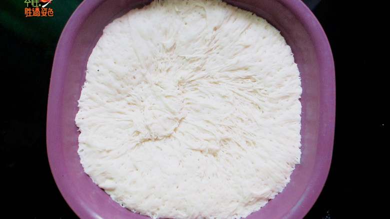 豆沙喜饼,揉好后放到温暖的地方，进行发酵，一般发酵到原来的两倍大～