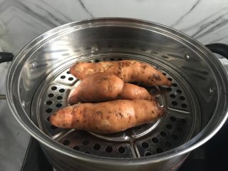 红薯这样吃更美味~芝士焗红薯,放入蒸锅蒸15-20分钟即可。
