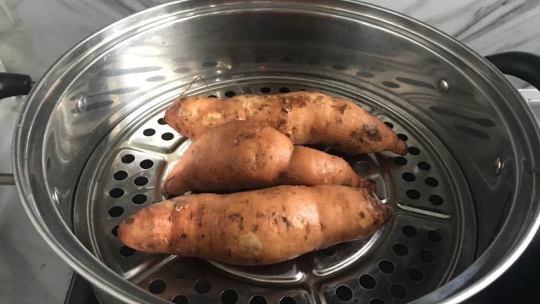 红薯这样吃更美味~芝士焗红薯,放入蒸锅蒸15-20分钟即可。