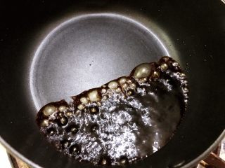 超好喝的黑糖珍珠鲜奶,最小火加热至沸腾
不要过度煮糖水沸腾即可