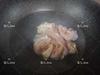 八宝酱焖鸡块,锅里加入适量的水，烧开后放入鸡块飞一下水。