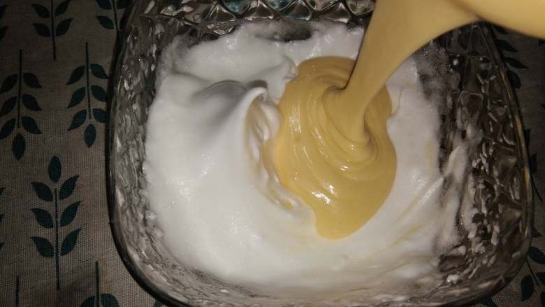 一颗橙子蛋糕卷（超松软不开裂）,将蛋黄混合物倒回蛋白霜中