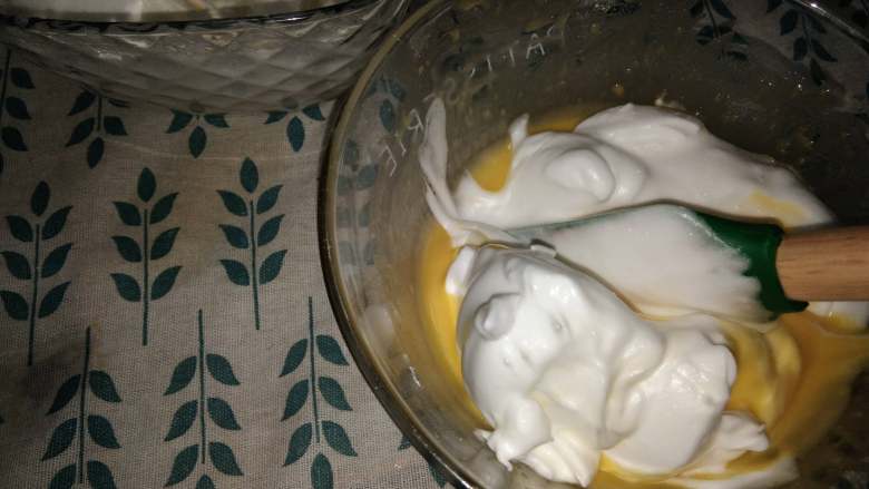 一颗橙子蛋糕卷（超松软不开裂）,切拌均匀 不要画圈 画圈拌会让它消泡！