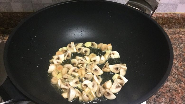 青豆炒蘑菇,放入蘑菇小火翻炒3分钟。