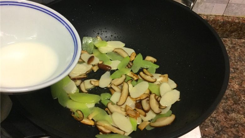 香菇烩山药,倒入水淀粉翻炒10秒即可出锅。