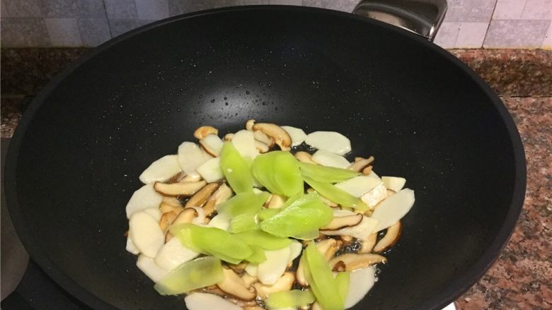 香菇烩山药,放入莴笋片翻炒10秒。