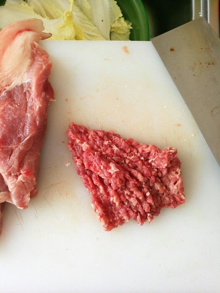 土司蔬菜猪肉汉堡,<a style='color:red;display:inline-block;' href='/shicai/ 414'>猪肉</a>用刀剁碎