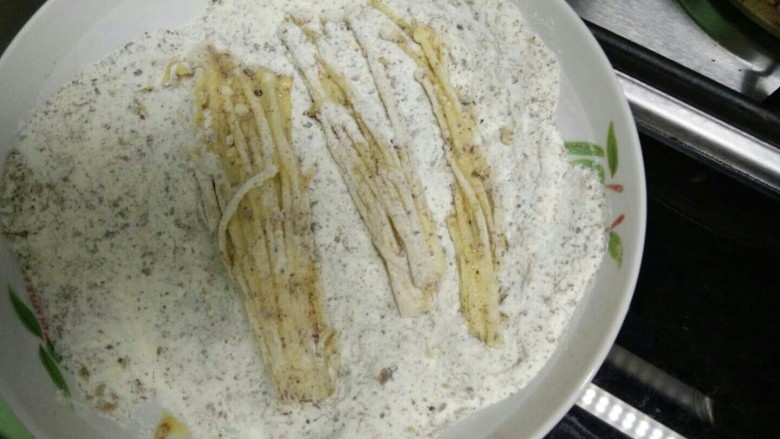椒盐金针菇,放入椒盐面粉裹匀。入锅前稍微抖一下多余面粉。