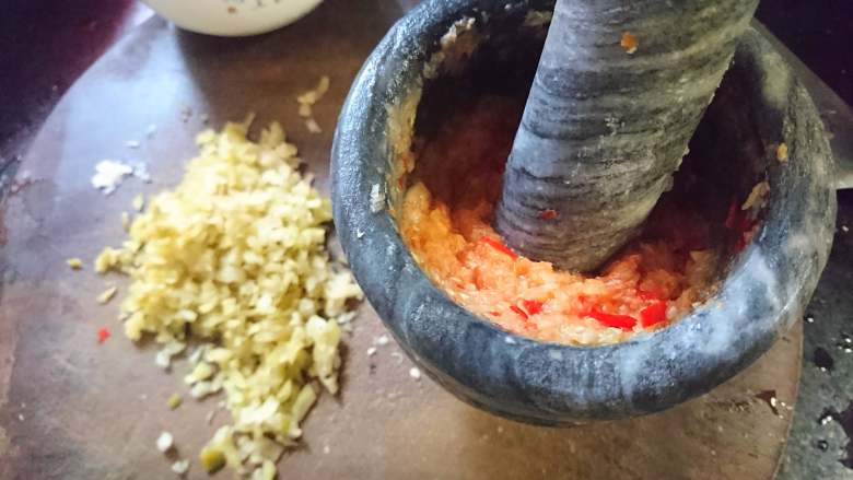 素凉面,大蒜，小米辣，去皮生姜和半勺盐一起捣碎