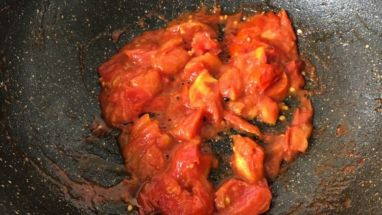 番茄炒年糕,放入西红柿块翻炒出汁