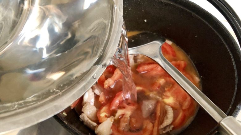 一人食好选择➕番茄肉片汤米粉,加入适量清水，煮开