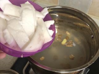 椰汁鸡汤,把椰青挖出来，切成块状