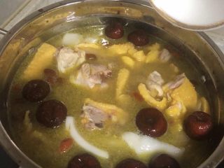 椰汁鸡汤,将鸡放入锅中，再煮沸后，煮10-20分钟即可，煮太久了鸡肉会老。加入少量的盐