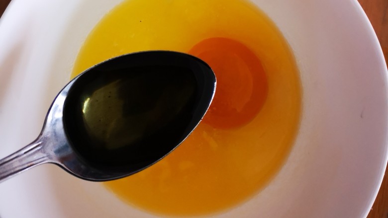 平底锅版黑芝麻蛋卷,加入植物油(熟)
