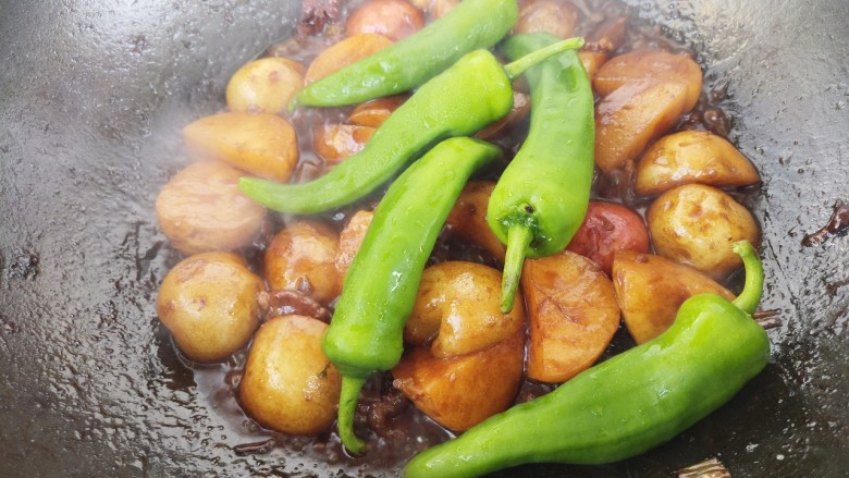 酱土豆,炖20分钟左右，加入青椒。