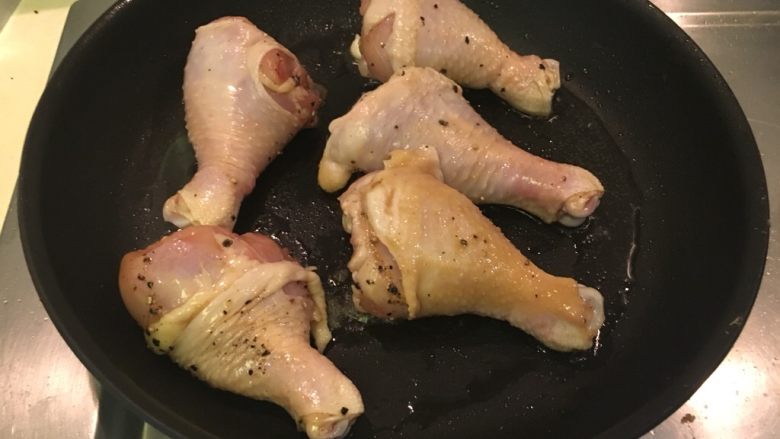 只要3步的煎烤鸡腿,第二步：煎
将鸡腿外皮煎至金黄