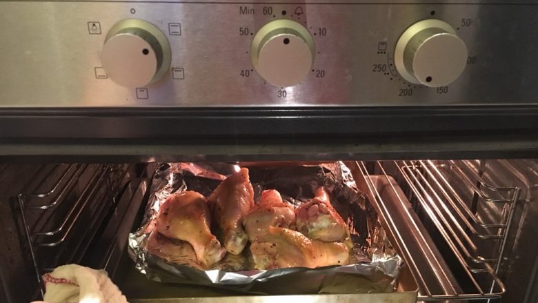 只要3步的煎烤鸡腿,第三步：烤
200度烤30分钟