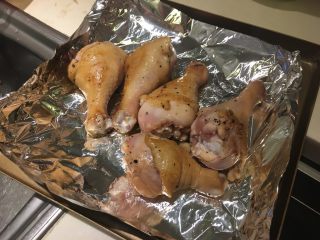 只要3步的煎烤鸡腿,预热烤箱200度后，准备好烤盘，放上鸡腿