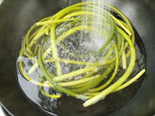 凉拌手撕蒜苔,然后用冷水冲凉。