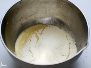 咖啡戚风,过筛入小米蛋糕粉，拌匀。