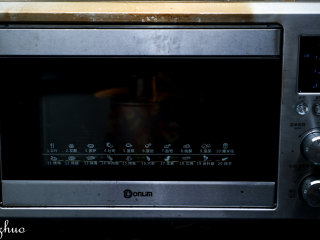 咖啡戚风,东菱烤箱上下火150度预热5分钟，用网架放入最底层，烘烤60分钟。