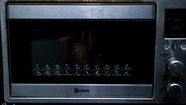 咖啡戚风,东菱烤箱上下火150度预热5分钟，用网架放入最底层，烘烤60分钟。