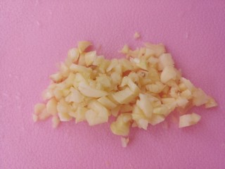 花生米拌黄瓜拉皮,蒜切蒜末。