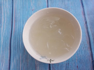花生米拌黄瓜拉皮,拉皮，也切块，放冷水里泡着。