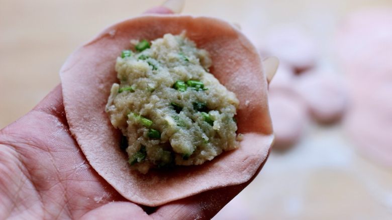 粉嫩鲅鱼韭菜苔饺子,放入适量的馅料包成自己喜欢的模样就可以了