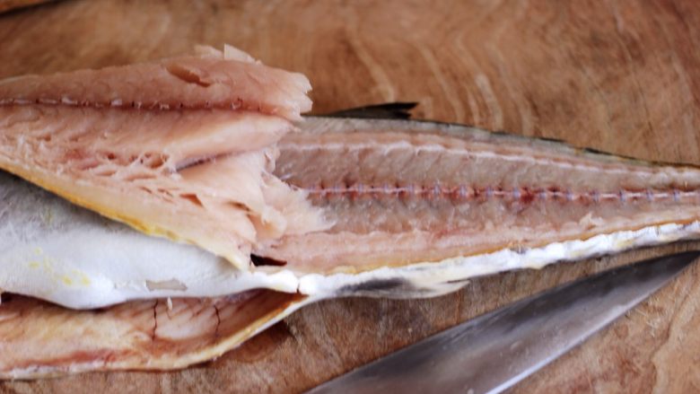 粉嫩鲅鱼韭菜苔饺子,用刀从鲅鱼的尾部开始片鱼片