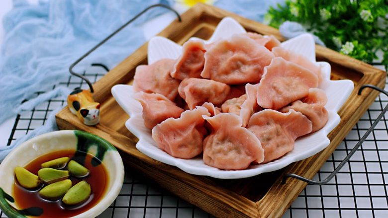 粉嫩鲅鱼韭菜苔饺子,把煮好的鱼饺子盛到盘子里面、配上自己喜欢的蘸料就可以了