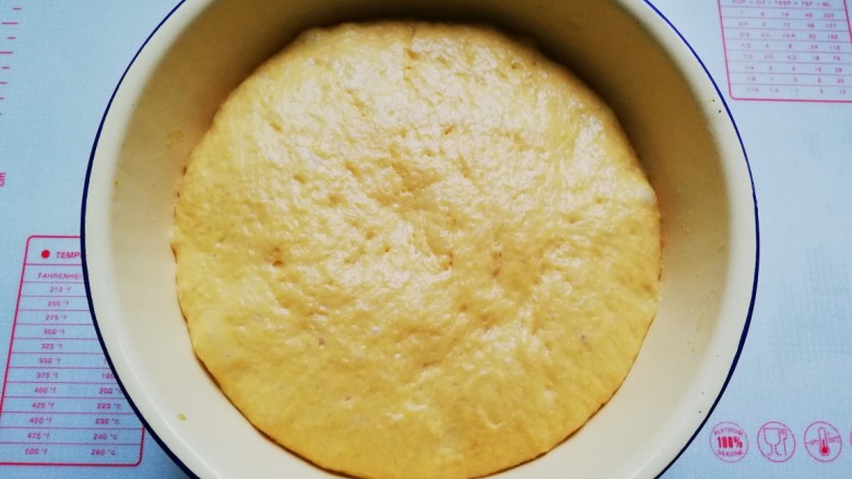 南瓜蜂蜜脆底小面包,温暖处发酵至两倍大
