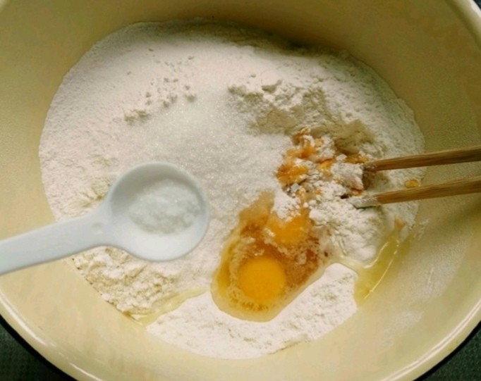 南瓜蜂蜜脆底小面包,放入做面包的材料，和成团