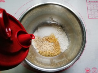 南瓜蜂蜜脆底小面包,倒入适量玉米油搅拌
